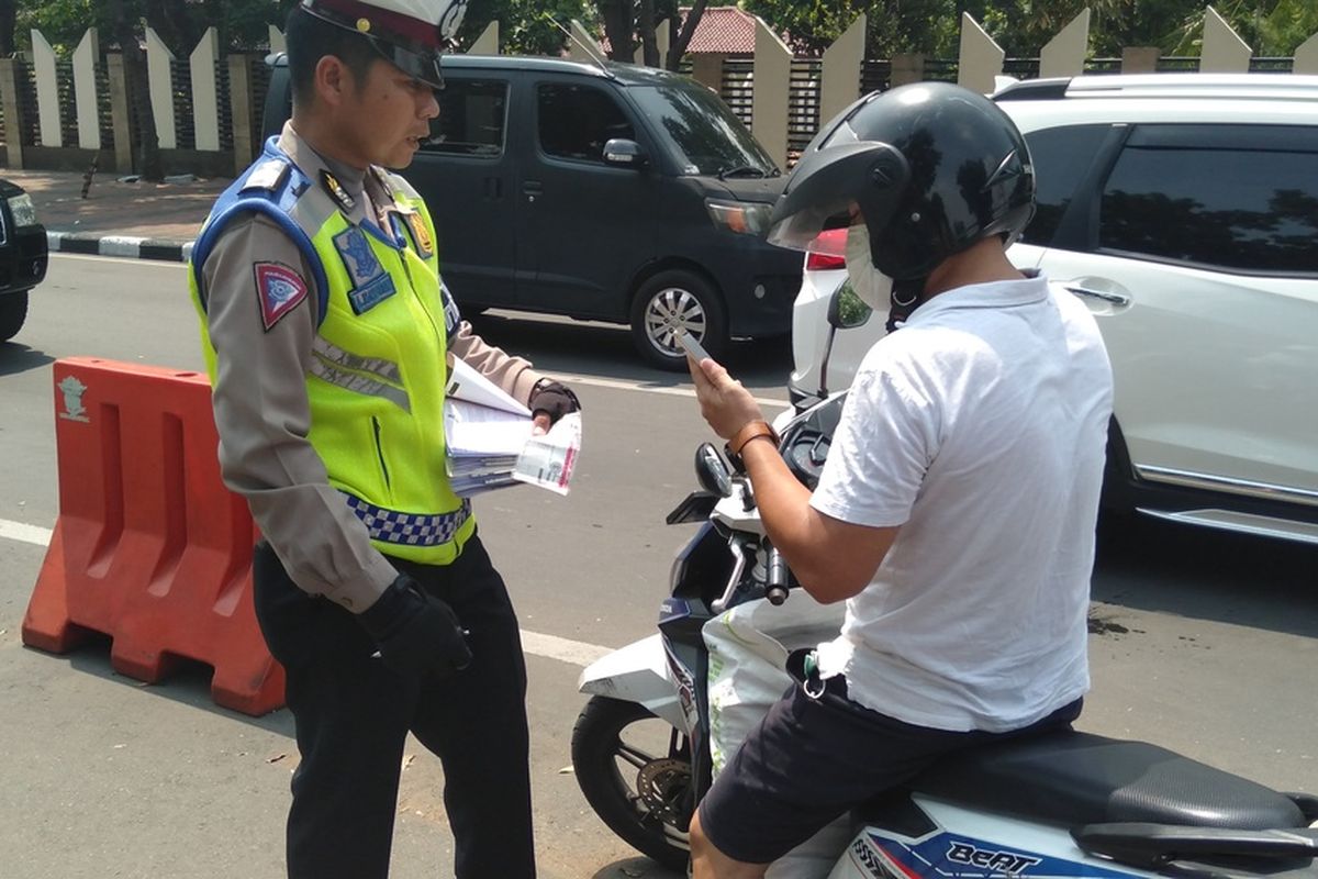 razia gabungan antara polisi dan BPRD Jakarta di depan TMP Kalibata, Rabu (11/12/2019)