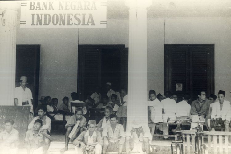 Kesibukan Rakyat Menukarkan Uang Jepang dengan Uang Republik di Kantor Pos Pasar Baru dan di Bank Negara Indonesia Menteng Raya Tgl 29 October 1946

A 06 Thn 1946 H 06