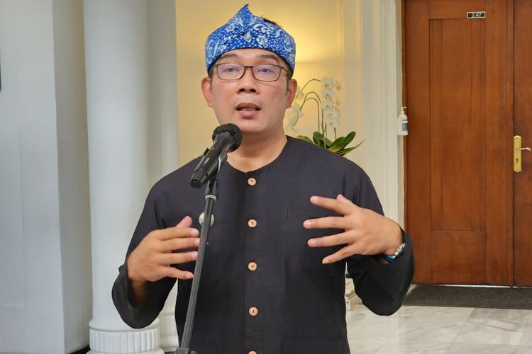 Gubernur Jawa Barat Ridwan Kamil saat memberikan keterangan pers di Gedung Sate, Kota Bandung, Jawa Barat, Senin (26/9/2022).