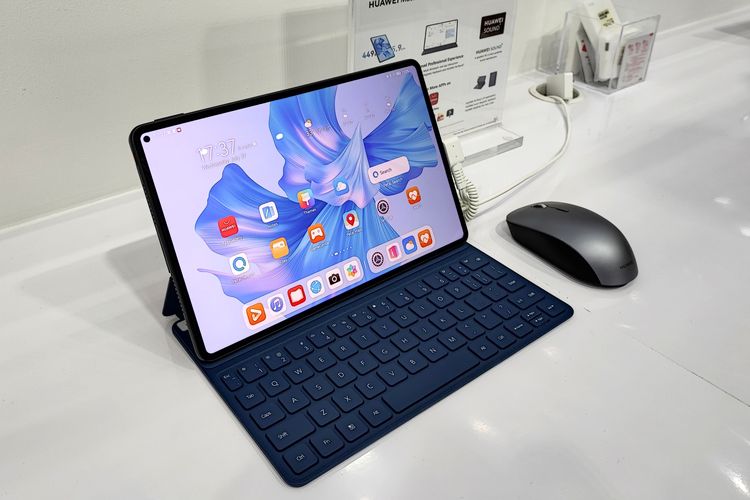 Huawei MatePad Pro 11 disulap menjadi laptop dengan aksesori smart magnetic keyboard cover dan mouse bluetooth.