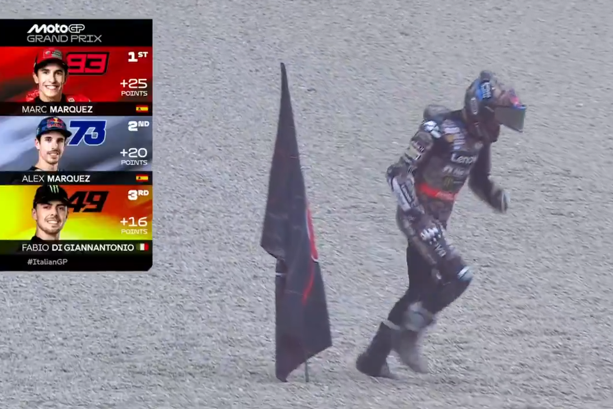Marc Marquez (Ducati) berlari seusai menanamkan bendera di hadapan para pendukungnya. Marc Marquez tampil sebagai pemenang dalam balapan utama MotoGP Italia 2025 yang digelar di Sirkuit Mugello pada Minggu (22/6/2025) malam WIB.