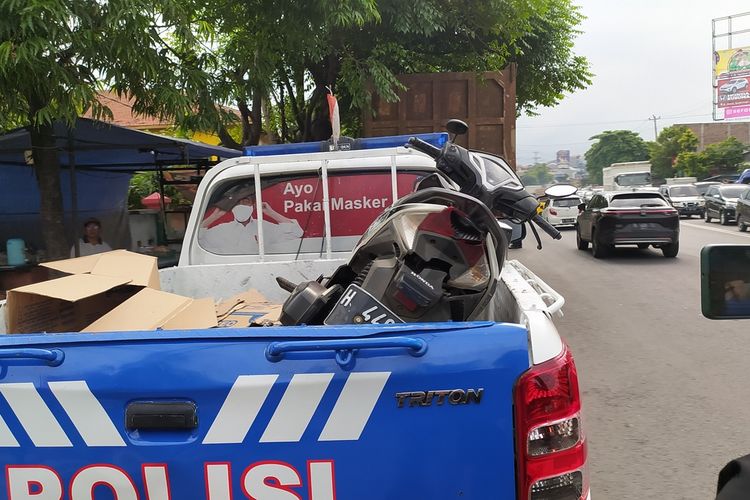 Seorang guru kelahiran Kabupaten Kendal Tewas di lokasi terlindas truk di Kota Semarang. Jumat (2/12/2022)