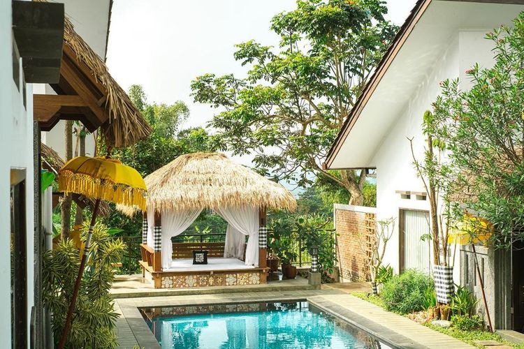 Omah Angkul Angkul Villa, pilihan villa Bandung dengan private pool untuk honeymoon.