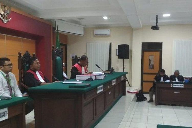Suasana sidang perdana sebagai terdakwa 7 tahanan politik kasus makar di Papua yang digelar di ruang sidang umum kantor Pengadilan Negeri Balikpapan, Selasa (11/2/2020).
