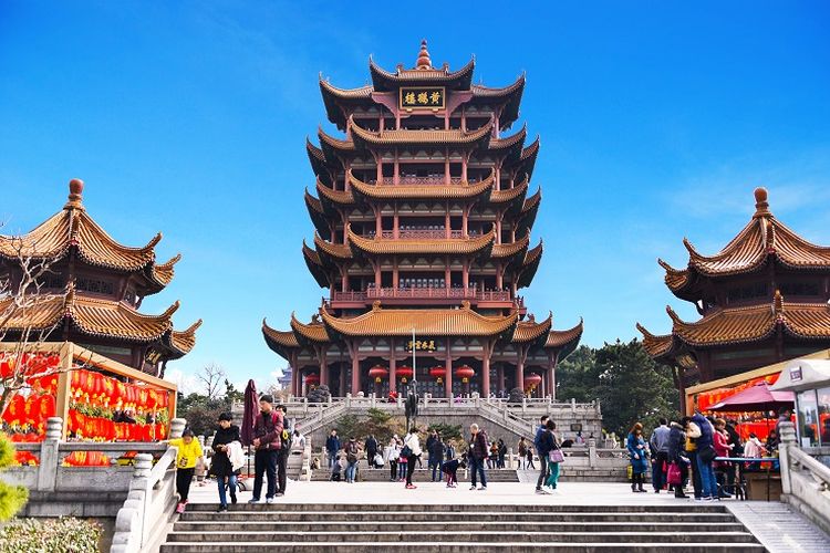 Ilustrasi Wuhan - Atraksi wisata bernama Yellow Crane Tower yang terletak di Snake Hill.