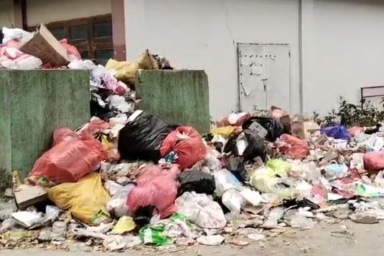 SAMPAH MENUMPUK: Tumpukan sampah di salah satu bak di sekitar sekolah di Kabupaten Mamasa, Sulawesi Barat, usai petugas kebersihan melakukan mogok kerja, Selasa (8/10/2024).