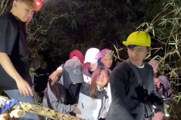 Dua konten kreator asal Malaysia, Anmar Nazhan dan Aras Bin Abdullah, menyebarkan kabar bohong tentang hilangnya seorang TikToker bernama Eyka di hutan Embah Garut, Kelurahan Cisurupan, Kecamatan Cibiru, Kota Bandung, demi menambah followers atau pengikut di media sosial.