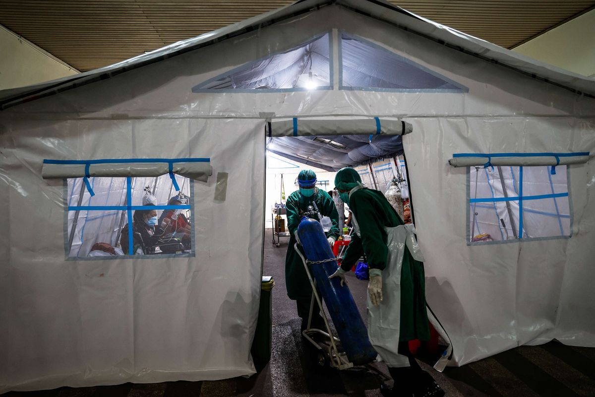 Petugas medis mendorong tabung oksigen ke tenda darurat di depan instalasi gawat darurat (IGD) Rumah Sakit Umum Daerah (RSUD) Cengkareng, Jakarta Barat, Kamis (24/6/2021). Meningkatnya kasus Covid-19 di ibu kota dalam beberapa hari terakhir mengakibatkan penuhnya tingkat keterisian kamar perawatan di rumah sakit tersebut sehingga sebagian pasien Covid-19 terpaksa menempati tenda darurat.