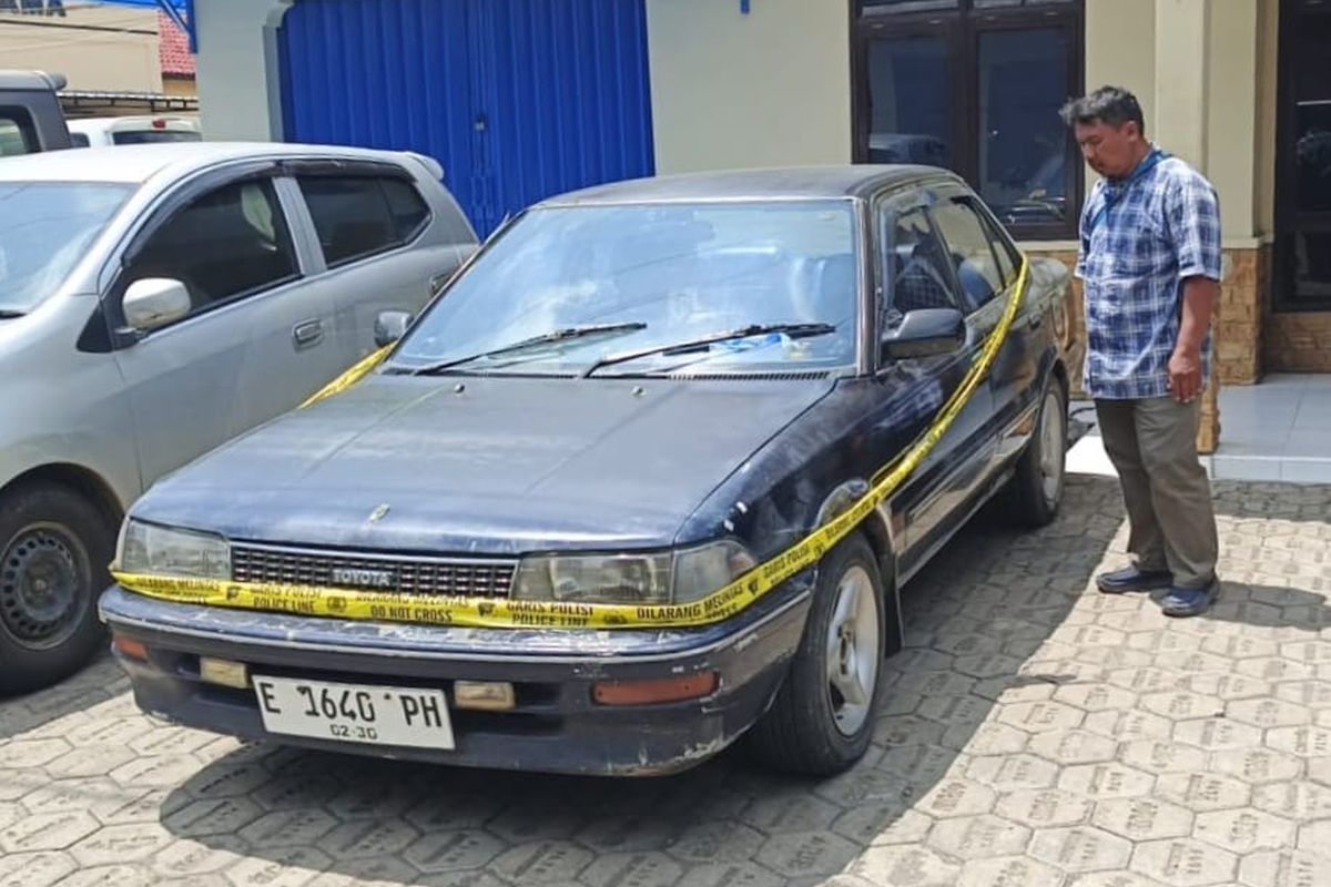 Mobil diduga milik H Sahroni yang sebelumnya ditemukan di Desa Babadan kini diamankan polisi di Mapolres Indramayu, Kamis (4/9/2025)