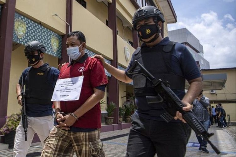 Anggota kepolisian menggiring satu orang tersangka usai ungkap kasus narkoba di Polda Sumatera Selatan, Palembang, Sumatera Selatan, Kamis (11/02).