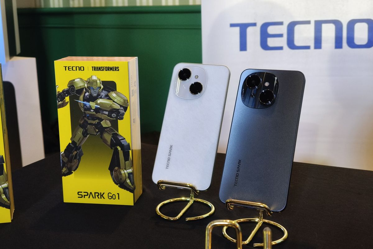 Tecno Spark Go 1 varian warna Glittery White (kiri) dan Startrail Black (kanan).