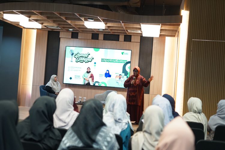 Dompet Dhuafa kembali kembali menghelat acara rutinan Jumat Dahsyat dengan tema ?Deteksi Dini Autisme dan Penanganannya? dan narasumber ahli Sri Utammi Soedarsono di Ruang Sasana Budaya Rumah Kita, Philanthropy Building, Jakarta Selatan, Jumat (10/01/2025).
