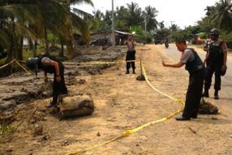 Polisi memeriksa temuan bom rakitan seberat 90 kilogram di Desa Matang Ben, Kecamatan Tanah Luas, Aceh Utara, Kamis (17/12/2015).
