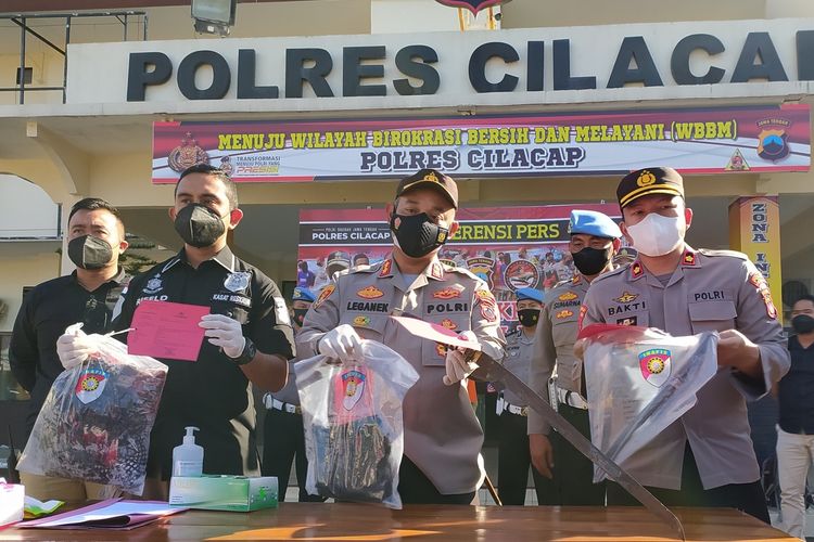 Ungkap kasus pembumuhan terhadap ibu kandung di Mapolres Cilacap, Jawa Tengah, Kamis (9/9/2021).