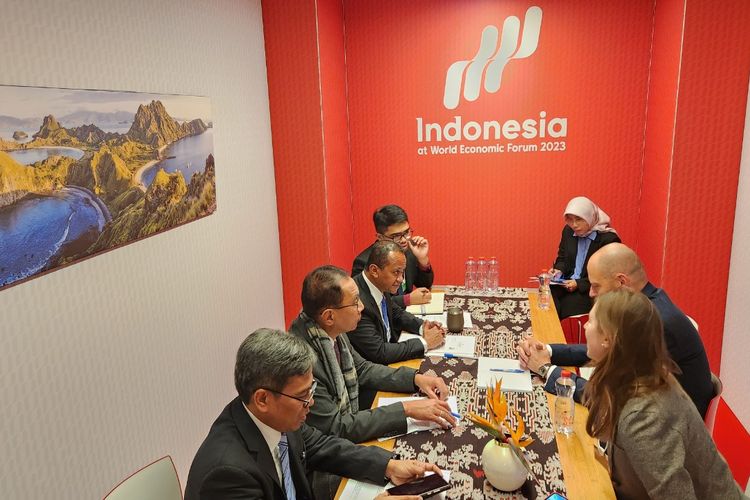 Menteri Investasi Bahlil Lahadalia bertemu dengan Executive Chair Cargill David Maclennan, di Pavilion Indonesia yang berada di Davos, Swiss, Selasa (17/1/2023), waktu setempat. 