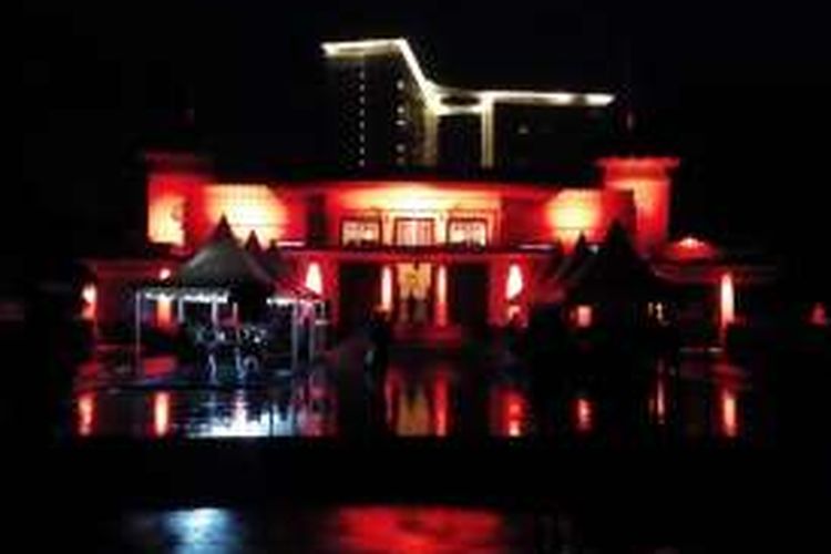 Balai Kota Bandung dihiasi cahaya merah dalam peringatan 70 tahun Bandung Lautan Api, Rabu (23/3/2016) malam.