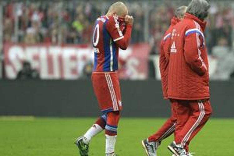 Arjen Robben mengalami cedera pada pertandingan Bayern Muenchen melawan Borussia Moenchengladbach. 