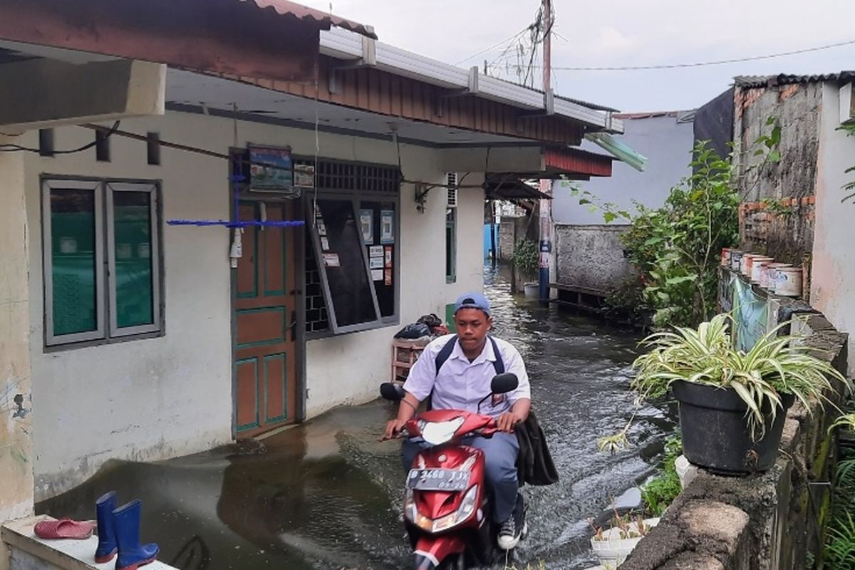Ratusan rumah di Kelurahan Pondok Bambu, Kecamatan Duren Sawit, Jakarta Timur, terendam banjir dalam seminggu belakangan.  Rumah-rumah di wilayah RT 007, 015, 016 RW 007 Pondok Bambu masih terendam banjir dengan ketinggian 50 sentimeter hingga Selasa (15/3/2022) sore.
