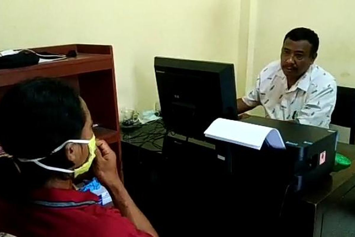 Pelatih pencak silat, Rizki Rusdi Aziz yang diduga melakukan pencabulan kepada siswinya, saat diperiksa jajaran Polres Pasuruan.