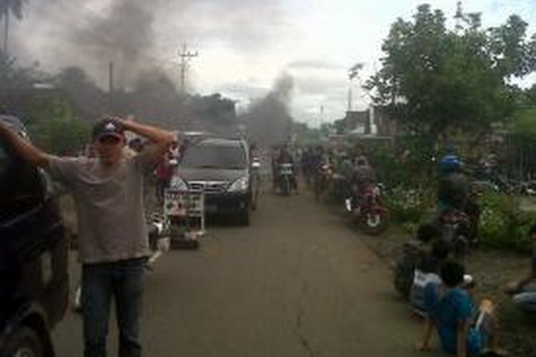 Pengguna jalan di lokasi kerusuhan Bengkulu mengakibatkan antrean panjang kendaraan.