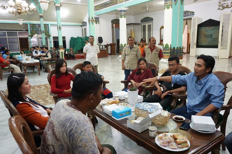 Bupati Madiun, Ahmad Dawami berbincang dengan enam pengungsi Wamena asal Kabupaten Madiun yang pulang menumpang pesawat domestik turun di Bandara Juanda Surabaya. Enam pengungsi dijemput di Bandara Juanda oleh tim Dinas Sosial Kabupaten Madiun, Rabu ( 9/10/2019) malam.