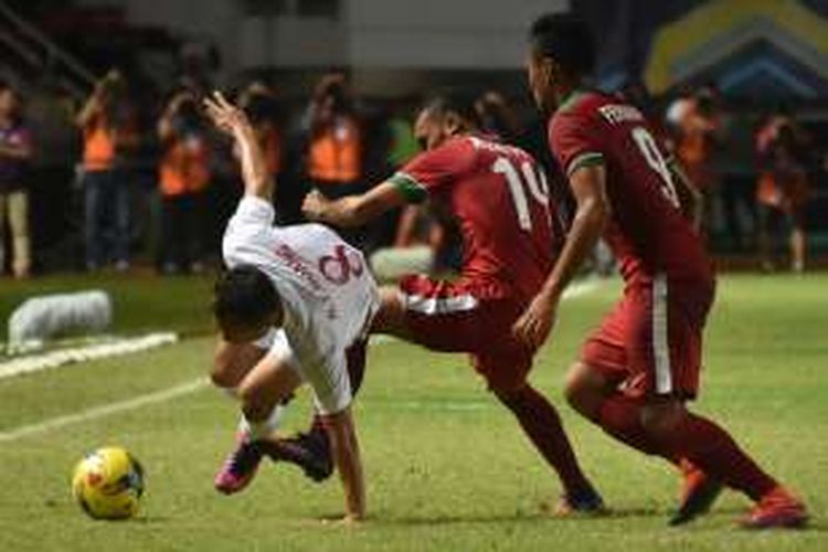 Pemain Vietnam Ngunyen Trong Hoang (kiri) dihadang dua pemain Indonesia, Rizki Rizaldi Pora (tengah) dan Ferdinad Alferd Sinaga, dalam leg pertama semifinal Piala AFF 2016, di Stadion Pakansari, Cibinong, Jawa Barat, Sabtu (3/12/2016). Indonesia menang 2-1.