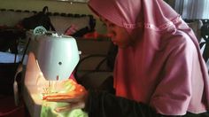 Belajar di Rumah, Siswa Disabilitas Buat Masker Kain untuk Disumbangkan