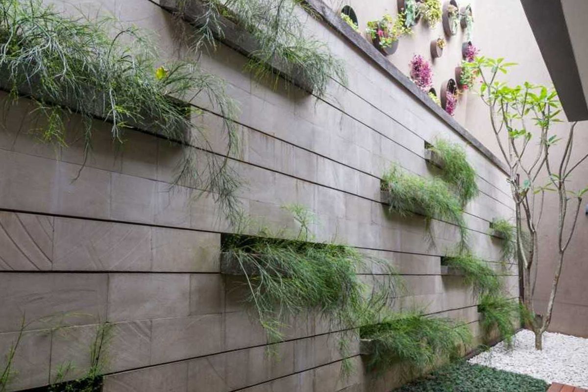 Desain vertical garden dengan lubang-lubang di dinding, karya ARCHID Design & Build 