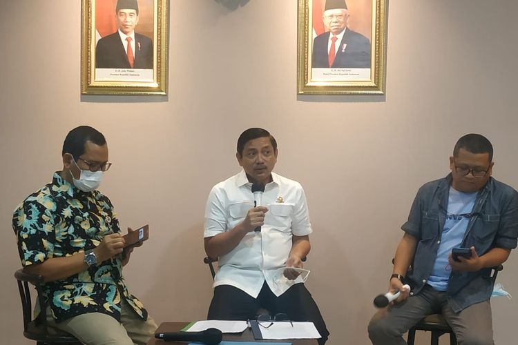 Direktur Jenderal Perhubungan Darat Kementerian Perhubungan (Kemenhub) Hendro Sugiatno (tengah) dalam diskusi bertajuk Implementasi Kendaraan Listrik di Gedung Kementerian Perhubungan, Jakarta, Selasa (1/11/2022).   