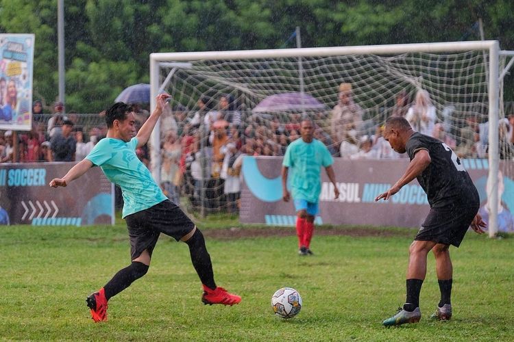 Main Bola Saat Kampanye di Maluku, Gibran Cetak 2 Gol