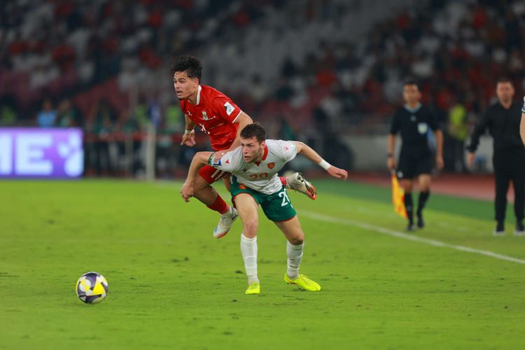 Pemain Timnas Indonesia Tagnar Oratmangun dibayangi pemain Bulgaria Georgiev Martin dalam laga Final FIFA Series 2026 antara Indonesia vs Bulgaria di Stadion Gelora Bung Karno, Jakarta, Senin (30/3/2026). Bulgaria menang 1-0 atas Indonesia.