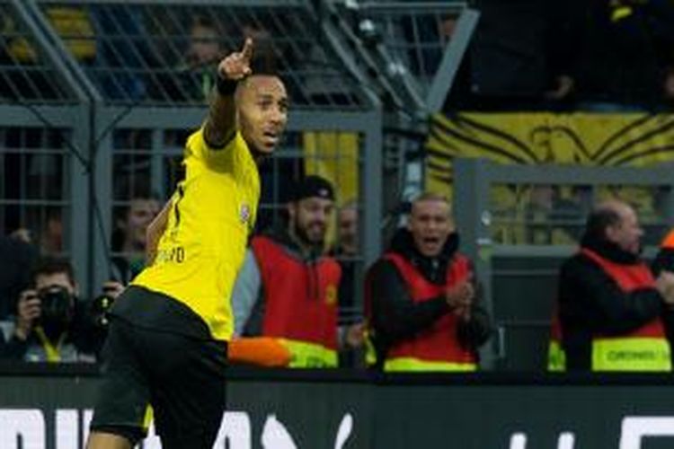 Penyerang Borussia Dortmund, Pierre Emerick Aubameyang, merayakan gol ke gawang Darmstadt, Minggu (27/9/2015). 