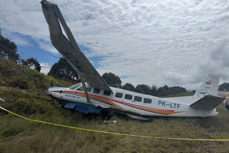Pesawat Asian One Air Tergelincir dan Tabrak Bukit di Intan Jaya