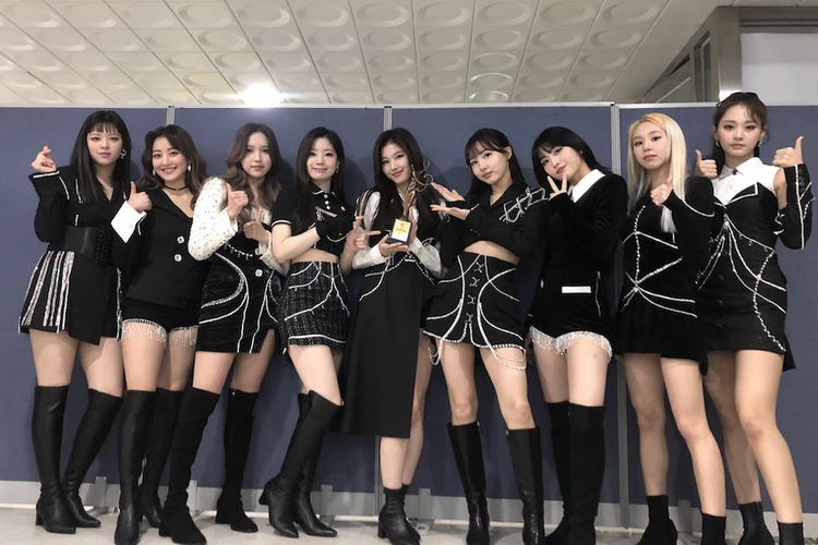 TWICE tampil full team di Seoul Music Awards ke-30. Jeongyeon sudah bergabung dengan delapan member lainnya