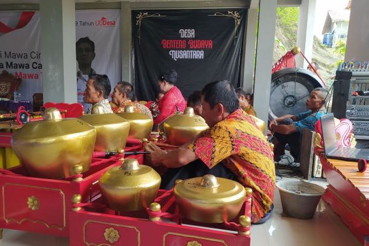Warga Desa Dermaji memainkan musik gamelan.

Sejarah cikal bakal Undang-undang Desa lahir pada 18 Desember 2013 di Desa Dermaji, Kecamatan Lumbir, Kabupaten Banyumas, Jawa Tengah.