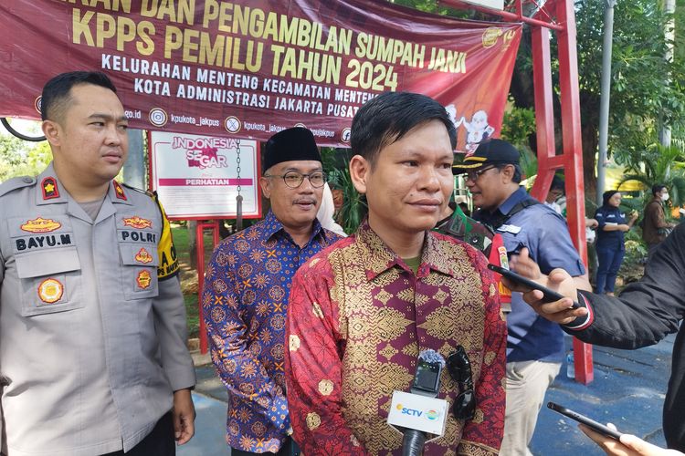 Ketua KPU Jakpus (tengah) Efniadiansyah saat diwawancarai di Taman Menteng, Jakarta Pusat, Kamis (25/1/2024).