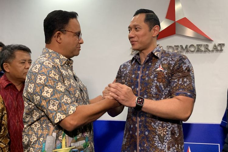Ketua Umum Partai Demokrat Agus Harimurti Yudhoyono bersama Anies Baswedan di kantor DPP Partai Demokrat, Jalan Proklamasi, Menteng, Jakarta, Kamis (2/2/2023). 