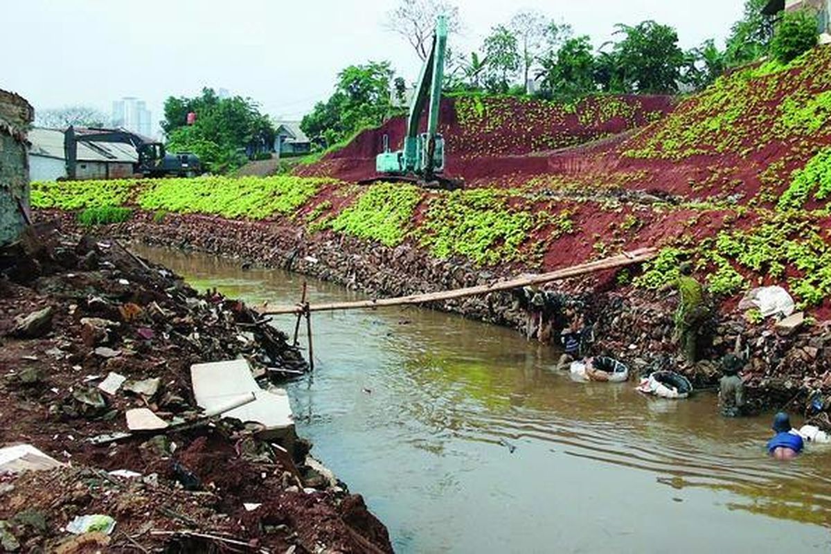 Pembangunan talut disertai pemasangan beronjong  di lokasi yang berseberangan dengan Kampung Pulo, Pondok Labu, Cilandak, Jakarta Selatan, Selasa (22/11). Akibat proyek ini, badan kali menyempit hingga 1-3 meter  dari lebar awal  4-5 meter. Dampaknya, setiap kali Kali Krukut meluap, air seperti ditumpahkan membanjiri permukiman warga di Kampung Pulo.