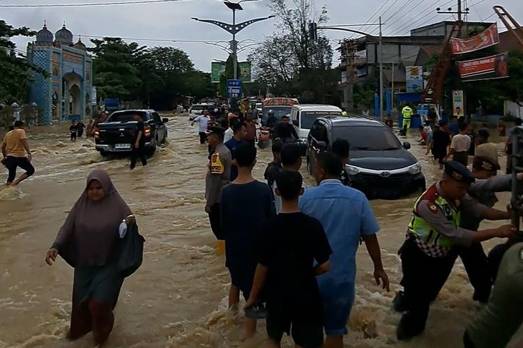 Banjir yang merendam Kabupaten Aceh Utara, Probinsi Aceh, Selasa (26/12/2023) mengakibatkan lintas nasional Medan-Banda Aceh nyaris lumpuh.