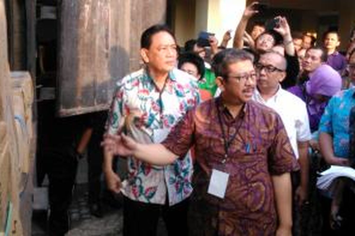 Kepala Dinas Pendidikan Arie Budhiman mengecek distribusi naskah soal ujian nasional di SMKN 26 Jakarta Timur, Sabtu (11/4/2015).