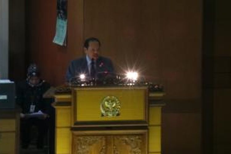 Ketua Komisi VII DPR Sutan Bhatoegana saat membacakan laporan terkait RUU Keantariksaan dalam rapat paripurna yang digelar di Gedung Parlemen, Jakarta, Selasa (9/7/2013).