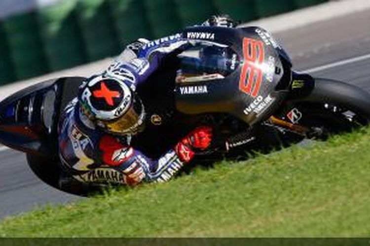 Pebalap Yamaha Factory Racing asal Spanyol, Jorge Lorenzo memacu YZR-M1 pada sesi uji coba di Valencia, Selasa (12/11/2013).