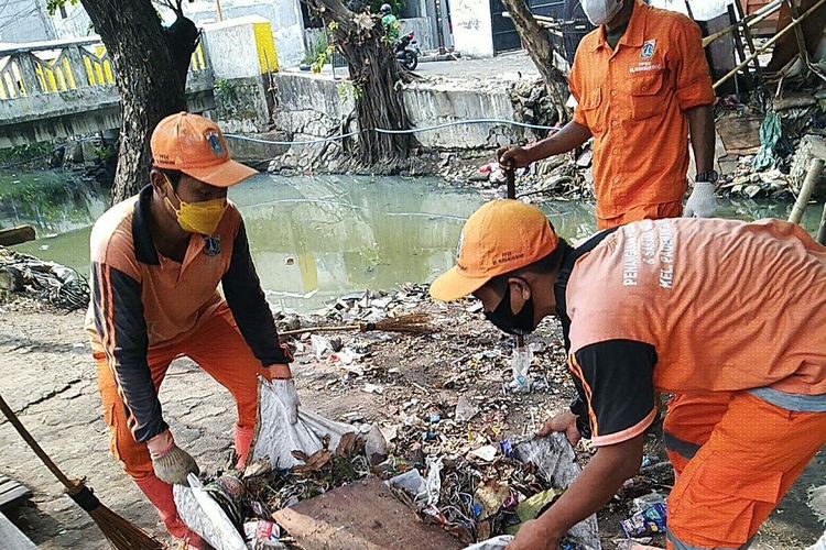 Petugas Penanganan Prasarana dan Sarana Umum (PPSU) Kelurahan Pademangan Barat membersihkan empat saluran air di tiga RW di Kelurahan Pademangam Barat, Rabu (27/10/2021).