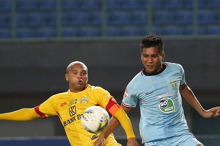 Muhammad Zaenuri (kanan) berduel dengan Anderson Salles saat laga Bhayangkara FC vs Persela Lamongan, Rabu (26/6/2019) malam.