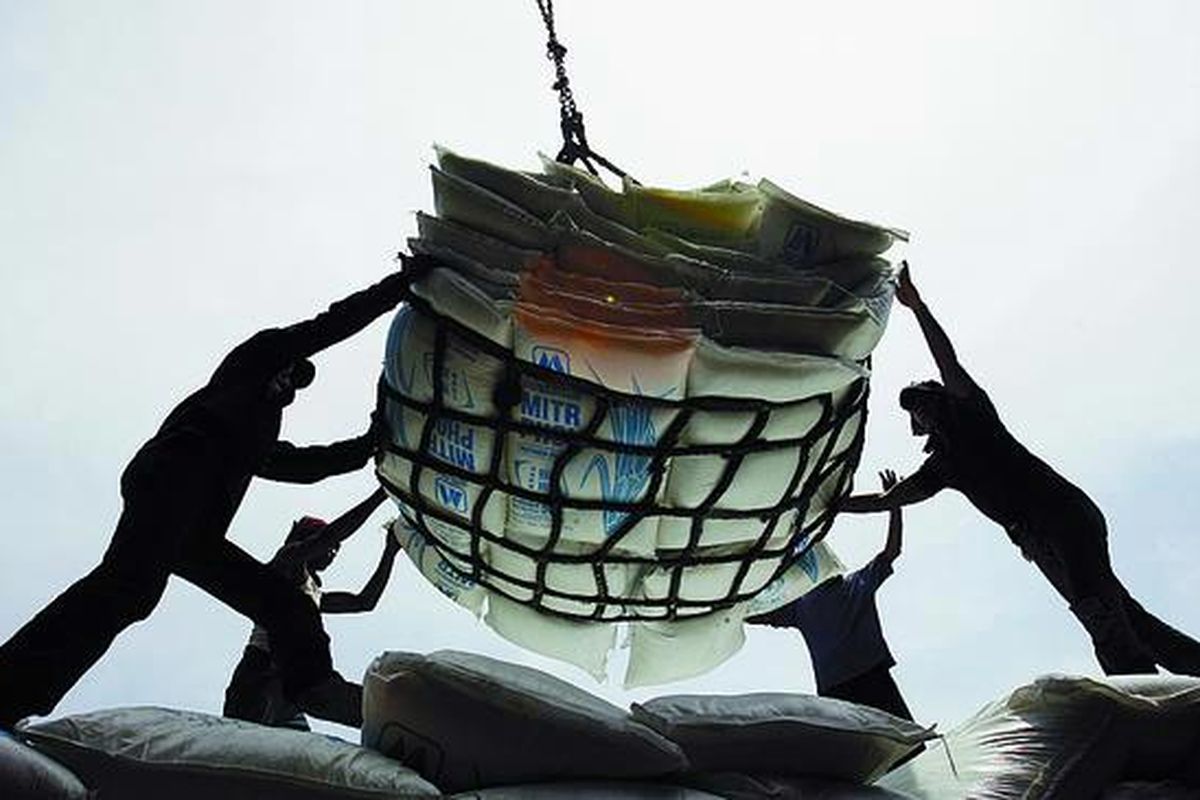 Pekerja membongkar muatan gula rafinasi impor dari Thailand sebanyak 7.000 ton yang diangkut kapal Vinh Hoa di Pelabuhan Tanjung Priok, Jakarta Utara, Senin (12/5). Asosiasi Gula Rafinasi Indonesia (AGRI) yang beranggotakan lima industri gula rafinasi mendesak pemerintah untuk menaikkan tarif bea masuk (BM) impor gula rafinasi sebesar 50 persen, yakni dari Rp 790 menjadi Rp 1.185 per kilogram.  