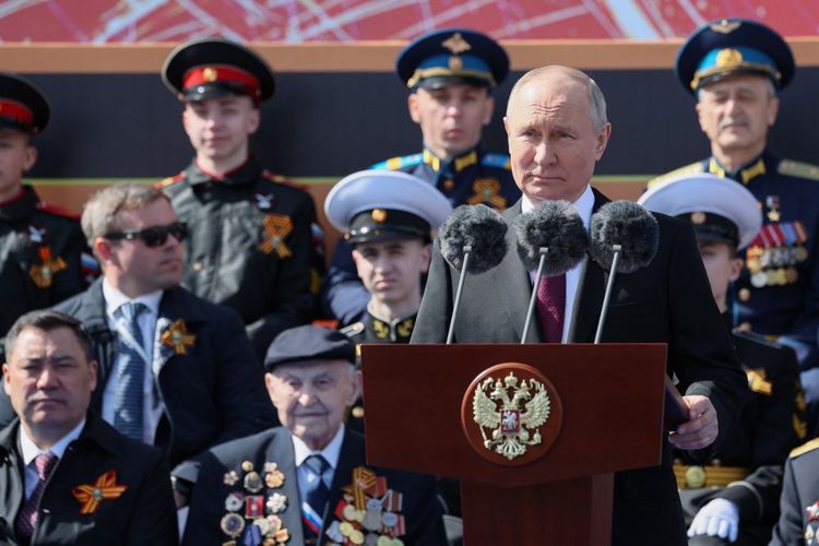 Presiden Rusia Vladimir Putin memberikan pidato selama parade militer Hari Kemenangan di Lapangan Merah di Moskwa tengah pada 9 Mei 2023. Rusia merayakan peringatan 78 tahun kemenangan atas Nazi Jerman selama Perang Dunia II. 