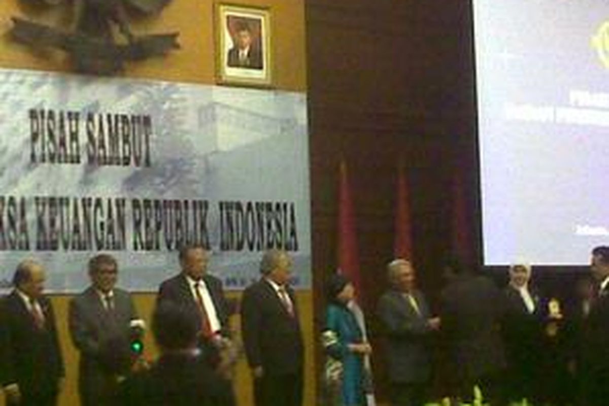 Anggota Badan Pemeriksa Keuangan masa jabatan 2009-2014 melakukan Serah terima jabatan dan pisah sambut, di Kantor BPK, Jakarta, Senin (19/10).