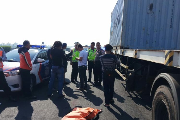 Sopir truk tronton bernama Darnoko (29), tewas setelah mencoba menghentikan aksi pencurian  ban serep di Jalan Tol Jakarta-Merak Kilometer 45/800 tepatnya di Kampung Pasir Kelapa Rt.13/03, Desa Koper, Kecamatan Kresek, Kabupaten Tangerang, Kamis (12/9/2019) 