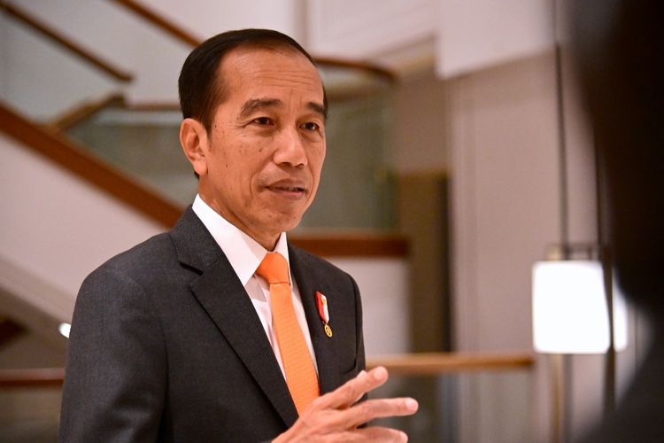 Presiden Joko Widodo saat memberikan keterangan pers menanggapi putusan MK soal gugatan uji materi batas usia capres dan cawapres pada Senin (16/10/2023).