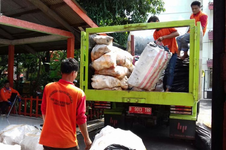 Proses pengangkutan sampah bersih di Bank Sampah Induk (BSI) Bambu Larangan, Cengkareng, Jakarta Barat.